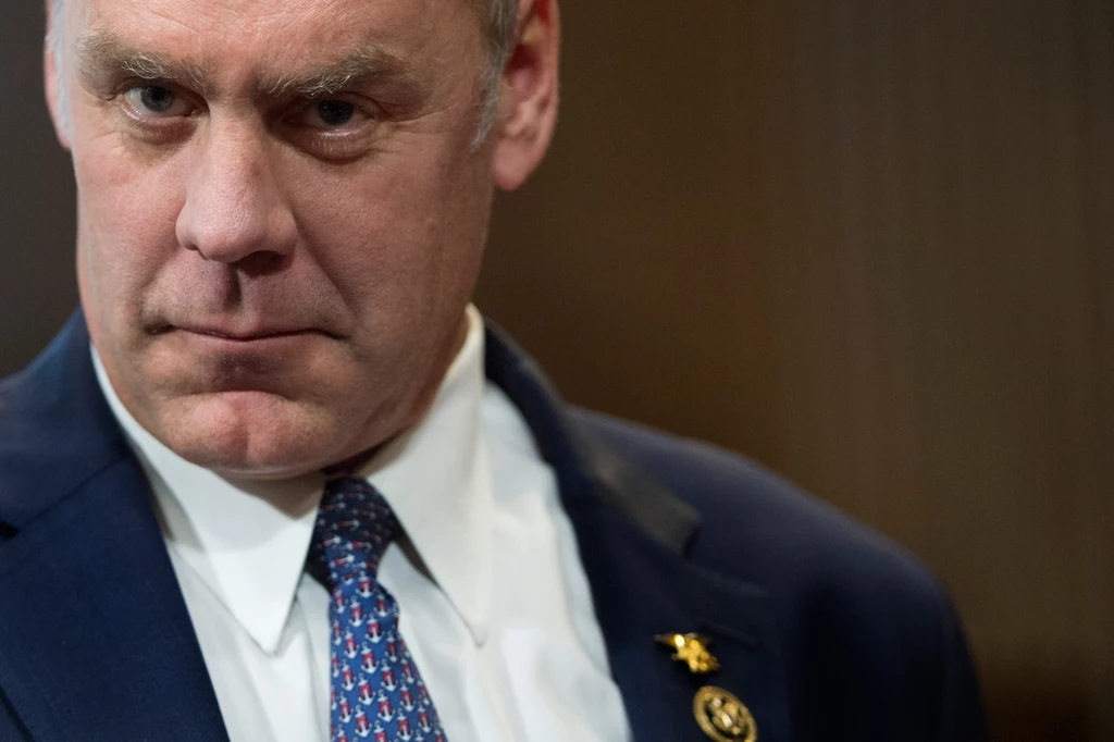 Ryan Zinke - minister spraw wewnętrznych. Ma 55 lat. Były republikański kongresmen z Montany. Według doniesień mediów, tak jak Trump sceptycznie odnosi się do konieczności walki z ociepleniem klimatu.