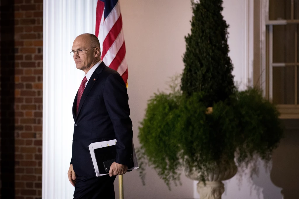 Andrew Puzder - minister pracy. Ma 66 lat. Były szef sieci tanich restauracji szybkiej obsługi Hardee's oraz Carl's Jr. Głośno sprzeciwiał się regulacjom proponowanym przez prezydenta Baracka Obamę.