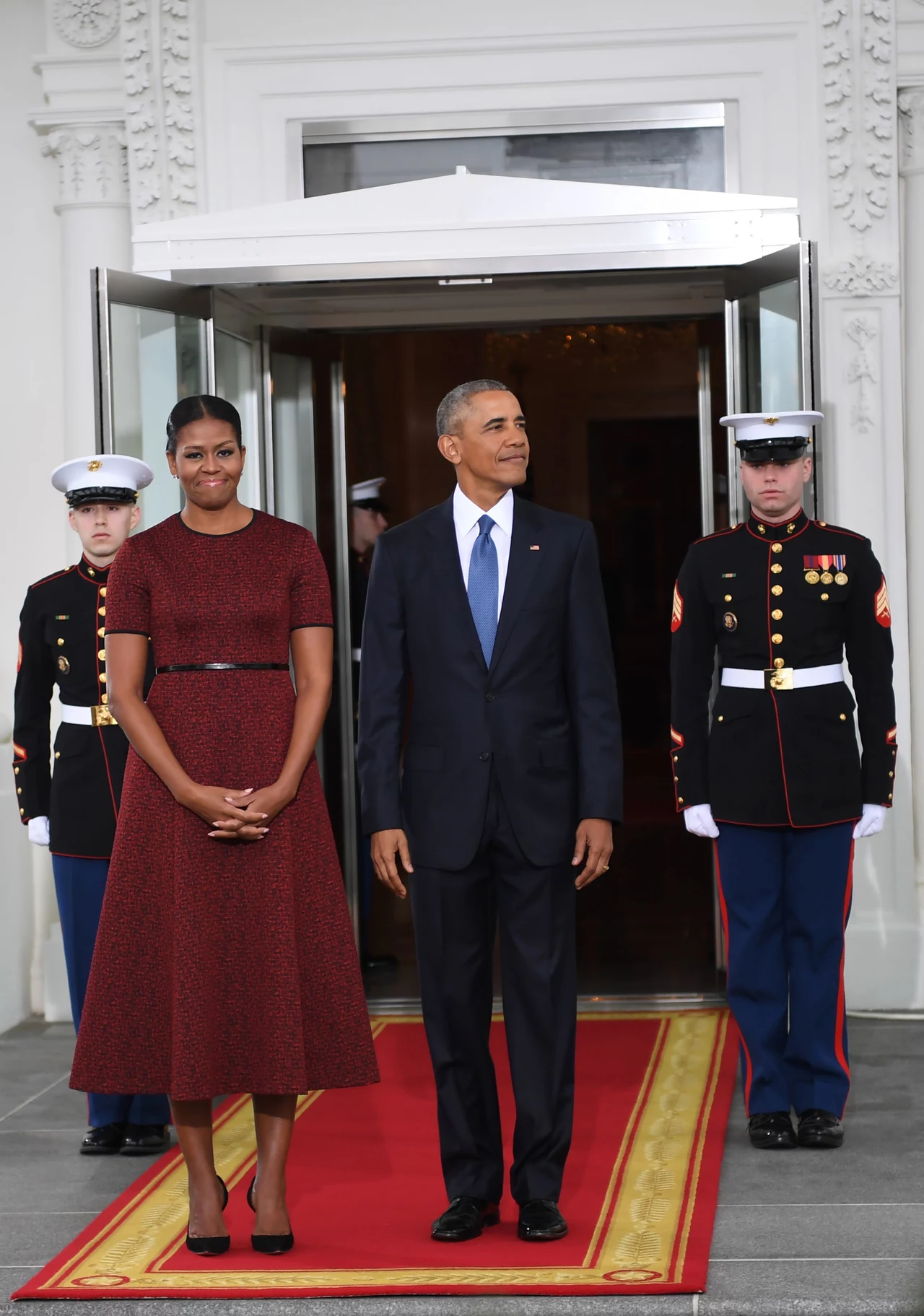 Donald i Melania Trumpowie oraz Barack i Michelle Obamowie pozowali do wspólnego oficjalnego zdjęcia. "Miło was widzieć. Gratulacje" - powitał Obama swego następcę i jego małżonkę.