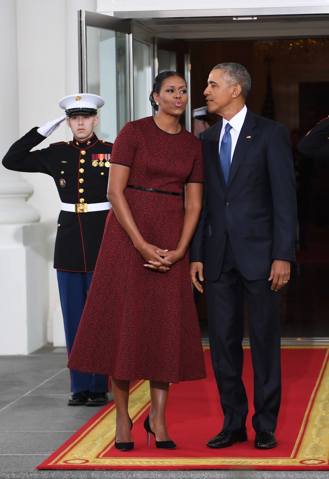 Donald i Melania Trumpowie oraz Barack i Michelle Obamowie pozowali do wspólnego oficjalnego zdjęcia. "Miło was widzieć. Gratulacje" - powitał Obama swego następcę i jego małżonkę.