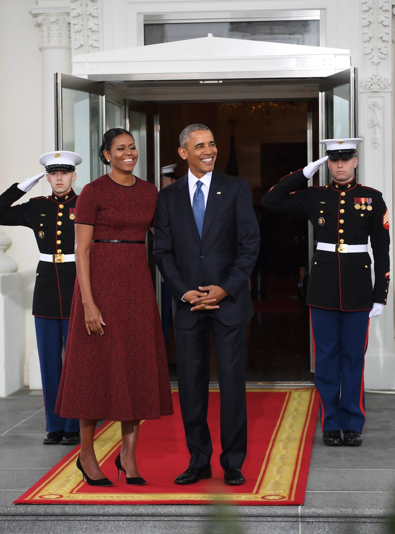 Donald i Melania Trumpowie oraz Barack i Michelle Obamowie pozowali do wspólnego oficjalnego zdjęcia. "Miło was widzieć. Gratulacje" - powitał Obama swego następcę i jego małżonkę.