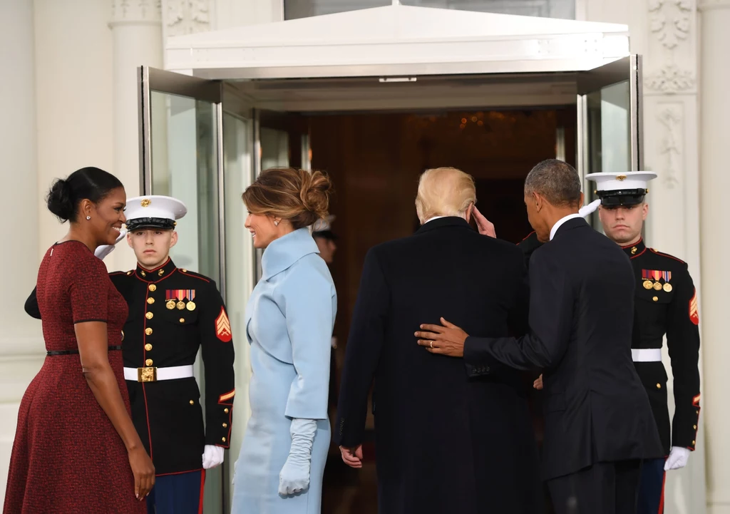Donald i Melania Trumpowie oraz Barack i Michelle Obamowie pozowali do wspólnego oficjalnego zdjęcia. "Miło was widzieć. Gratulacje" - powitał Obama swego następcę i jego małżonkę.