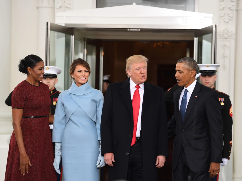 Donald i Melania Trumpowie oraz Barack i Michelle Obamowie pozowali do wspólnego oficjalnego zdjęcia. "Miło was widzieć. Gratulacje" - powitał Obama swego następcę i jego małżonkę.