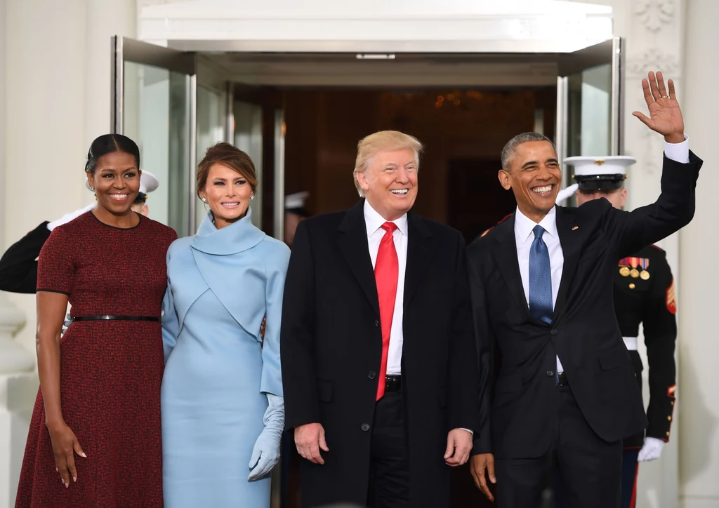 Donald i Melania Trumpowie oraz Barack i Michelle Obamowie pozowali do wspólnego oficjalnego zdjęcia. "Miło was widzieć. Gratulacje" - powitał Obama swego następcę i jego małżonkę.
