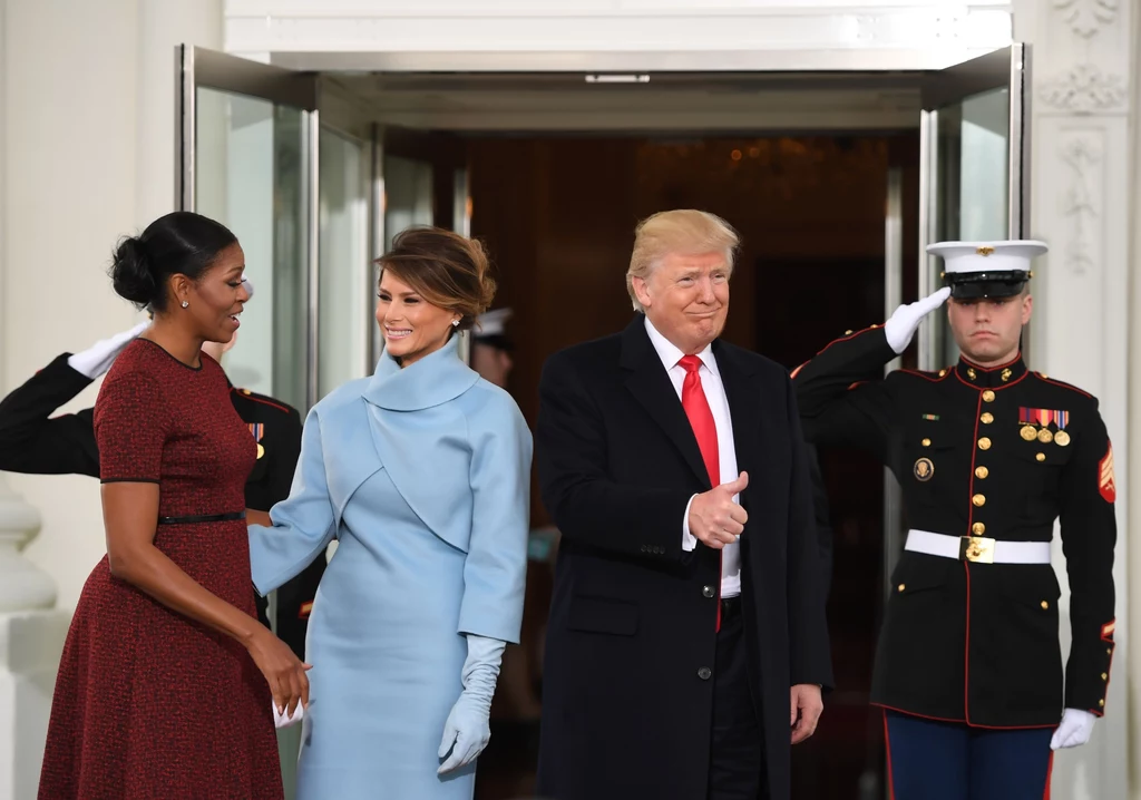 Donald i Melania Trumpowie oraz Barack i Michelle Obamowie pozowali do wspólnego oficjalnego zdjęcia. "Miło was widzieć. Gratulacje" - powitał Obama swego następcę i jego małżonkę.