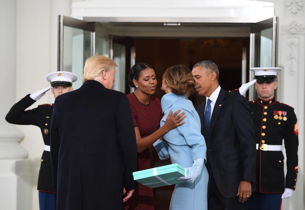 Donald i Melania Trumpowie oraz Barack i Michelle Obamowie pozowali do wspólnego oficjalnego zdjęcia. "Miło was widzieć. Gratulacje" - powitał Obama swego następcę i jego małżonkę.