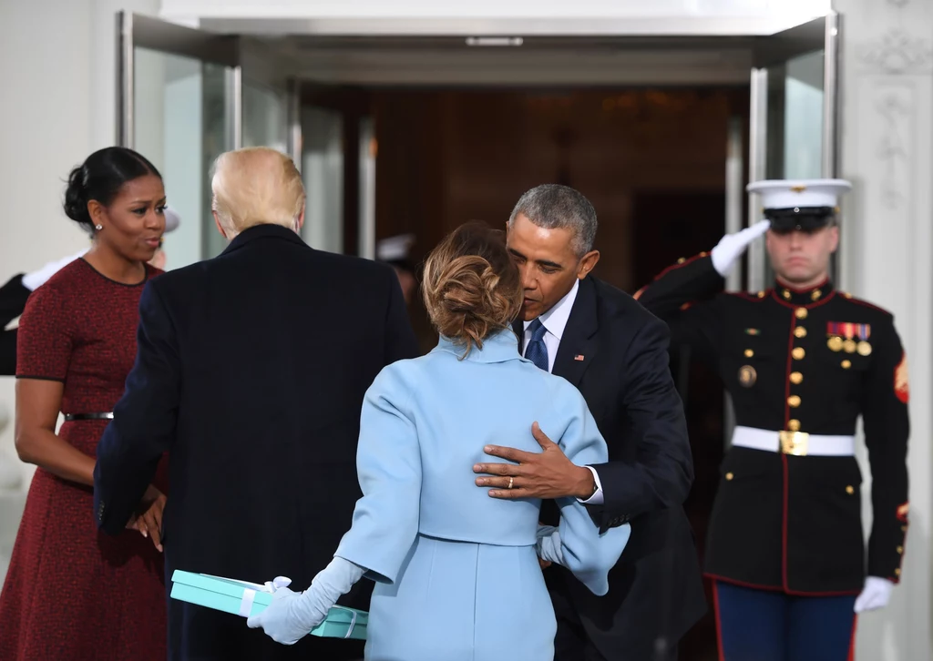 Donald i Melania Trumpowie oraz Barack i Michelle Obamowie pozowali do wspólnego oficjalnego zdjęcia. "Miło was widzieć. Gratulacje" - powitał Obama swego następcę i jego małżonkę.