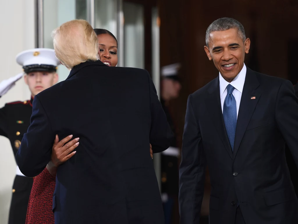 Donald i Melania Trumpowie oraz Barack i Michelle Obamowie pozowali do wspólnego oficjalnego zdjęcia. "Miło was widzieć. Gratulacje" - powitał Obama swego następcę i jego małżonkę.