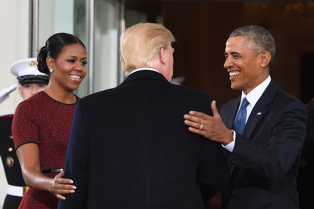 Donald i Melania Trumpowie oraz Barack i Michelle Obamowie pozowali do wspólnego oficjalnego zdjęcia. "Miło was widzieć. Gratulacje" - powitał Obama swego następcę i jego małżonkę.