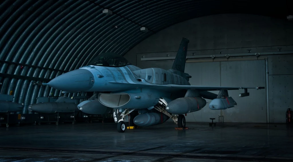 Pierwsze Jastrzębie F16 w Krzesinach już z JASSM Pierwsze Jastrzębie F16 w Krzesinach już z JASSM