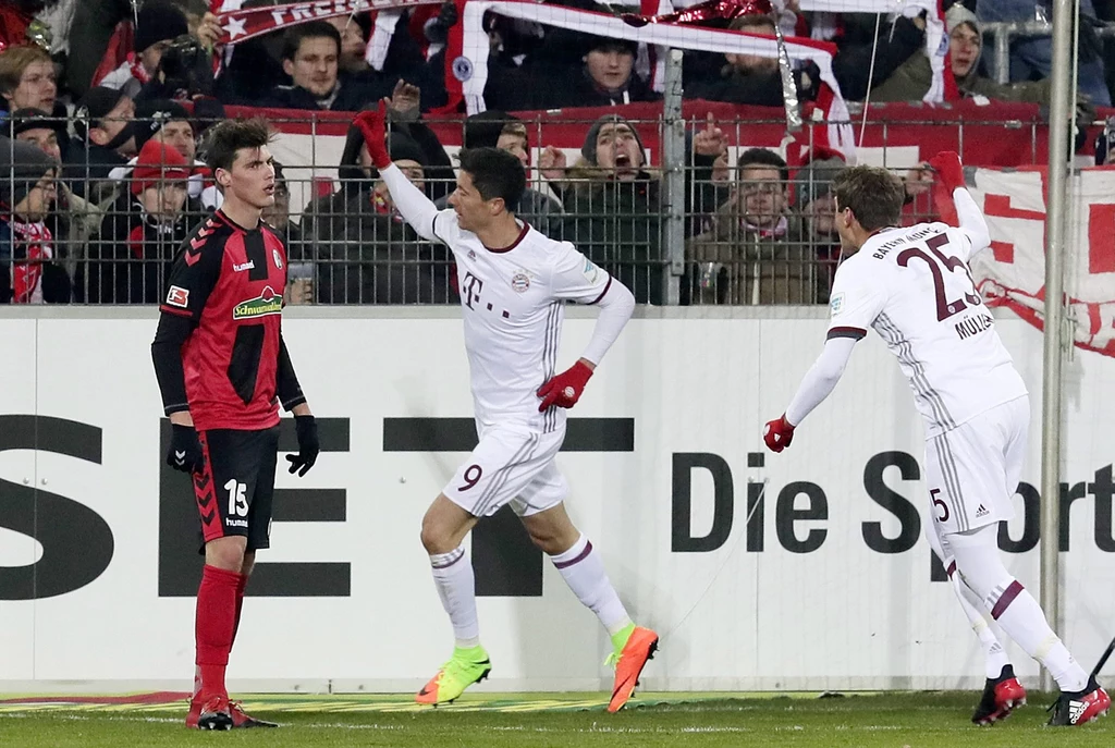 Robert Lewandowski świętuje trafienie przeciwko Freiburgowi