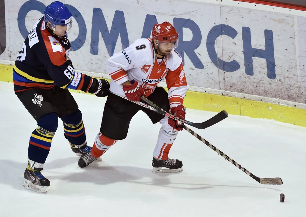 Sebastian Łabuz (TatrySki Podhale, z lewej) i Damian Słaboń (Comarch Cracovia)