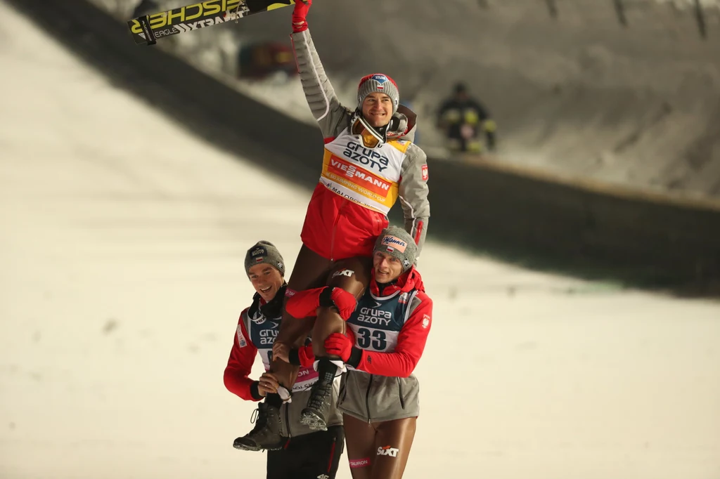 Kamil Stoch znów na ramionach Piotra Żyły i Dawida Kubackiego