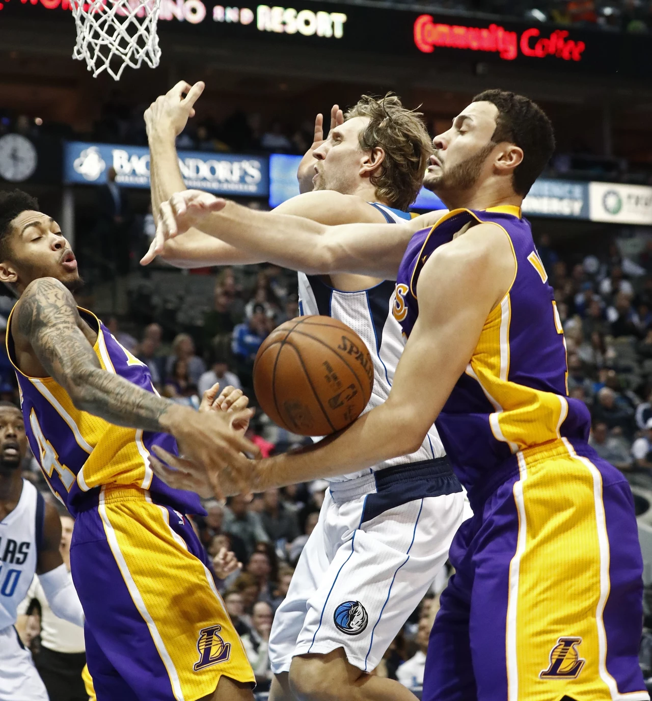Dirk Nowitzki (w środku) w meczu z Los Angeles Lakers Dirk Nowitzki (w środku) w meczu z Los Angeles Lakers