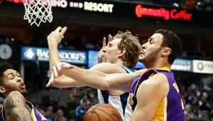 Dirk Nowitzki (w środku) w meczu z Los Angeles Lakers