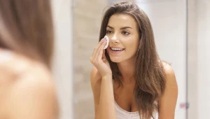 Używasz tego do demakijażu? Kosmetyczka wyjaśnia, że to spory błąd 