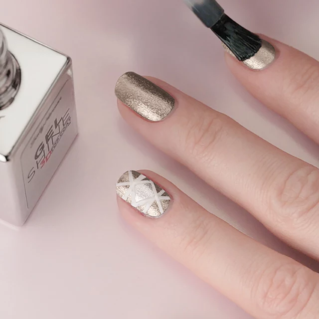 Krok 4: Na koniec pociągnij płytkę top coatem. Gotowe! W manicure wykorzystano złoty lakier Miracle Gel #510, biały lakier Complete Salon Manicure #110, Top Coat Miracle Gel. Krok 4: Na koniec pociągnij płytkę top coatem. Gotowe! W manicure wykorzystano złoty lakier Miracle Gel #510, biały lakier Complete Salon Manicure #110, Top Coat Miracle Gel.