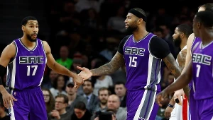 DeMarcus Cousins (w środku) poprowadził Kings do wygranej z Cavaliers