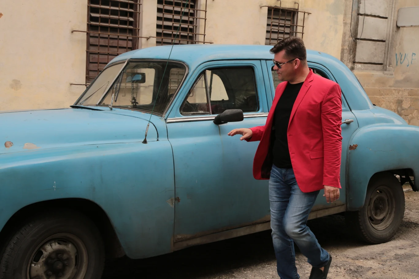 Liderem zespołu Akcent jest Zenon Martyniuk, nazywany przez niektórych "królem disco polo".