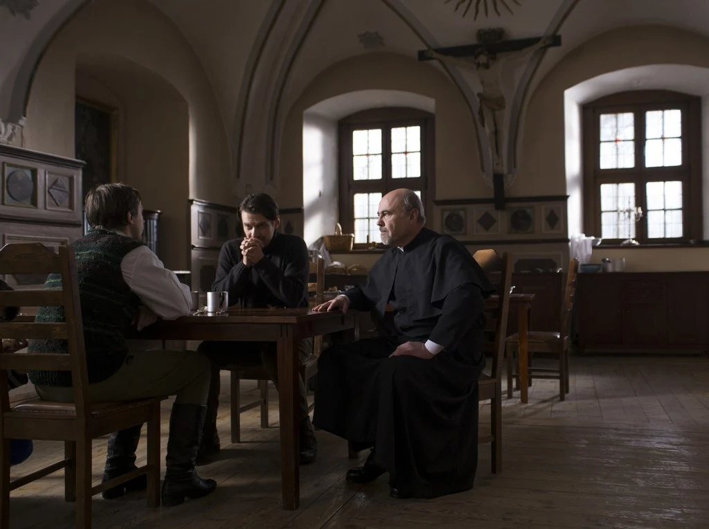 Piotr Cyrwus i Marcin Kwaśny w scenie z filmu "Wyklęty"