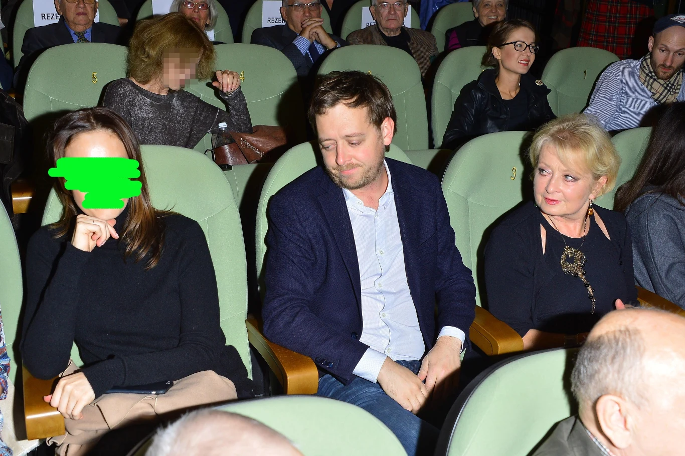 Magdalena Zawadzka z synem Janem Holoubkiem i jego partnerką na premierze