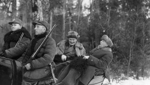 Premier Prus Hermann Goring i prezydent RP Ignacy Mościcki w saniach w drodze na polowanie. Zdjęcie z 1938 roku