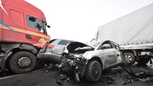 Przyczyną zdarzeń mogły być fatalne warunki pogodowe i niedostosowanie do nich prędkości jazdy