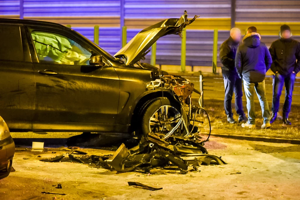 Rozbite BMW X5, którym jechał Macierewicz