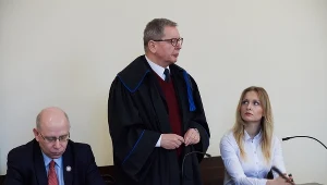Natalia Nitek z adwokatem Jerzym Pasieką i prezesem Reduty Dobrego Imienia Maciejem Świrskim na sali rozpraw