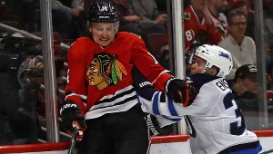 Toby Enstrom z Winnipeg Jets (z prawej) i Richard Panik z Chicago Blackhawks