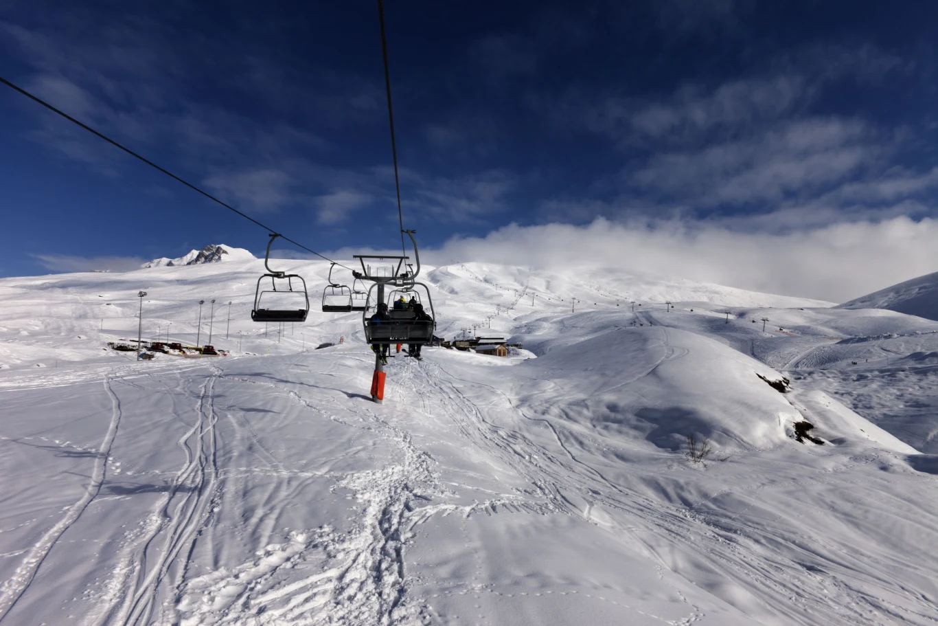 W Andorze znajdziemy 122 wyciągi narciarskie. Miejsce to z pewnością warto odwiedzić zimą. 
