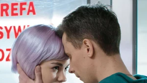 Maciek ulega impulsowi i całuje Blankę