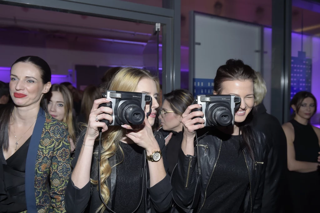 Goście byli fotografowani aparatami Instax Goście byli fotografowani aparatami Instax