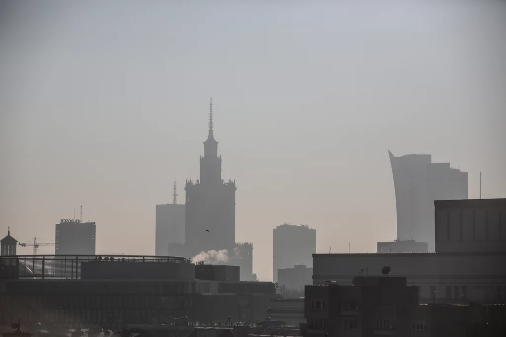 W stolicy znacznie przekroczone są normy zanieczyszczeń powietrza. W stolicy znacznie przekroczone są normy zanieczyszczeń powietrza.