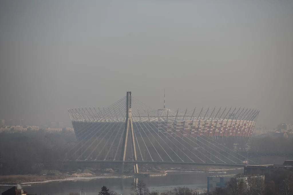W stolicy znacznie przekroczone są normy zanieczyszczeń powietrza. W stolicy znacznie przekroczone są normy zanieczyszczeń powietrza.