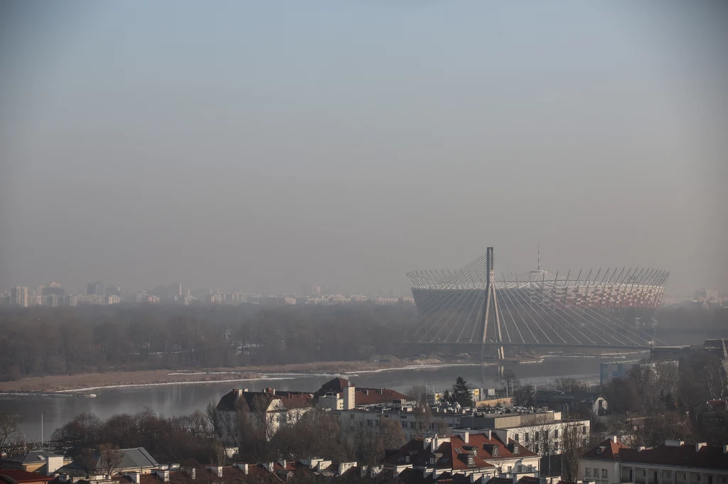 W stolicy znacznie przekroczone są normy zanieczyszczeń powietrza. W stolicy znacznie przekroczone są normy zanieczyszczeń powietrza.
