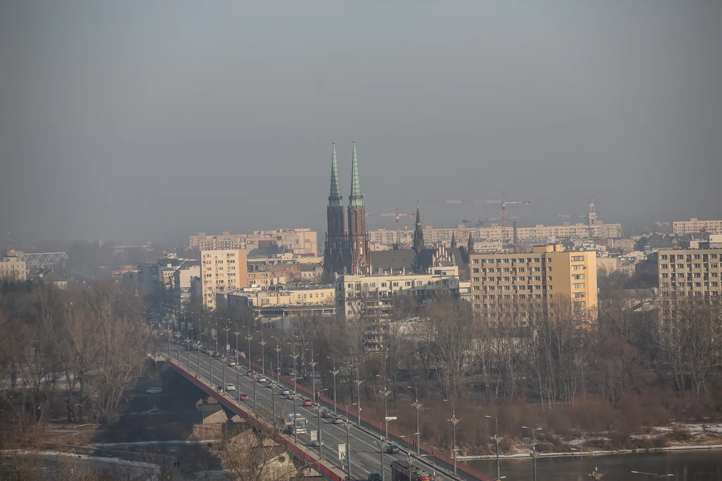 W stolicy znacznie przekroczone są normy zanieczyszczeń powietrza. W stolicy znacznie przekroczone są normy zanieczyszczeń powietrza.