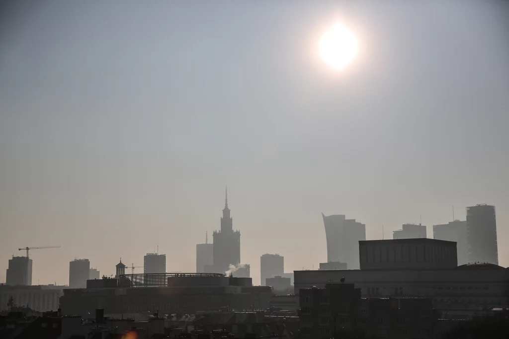 W stolicy znacznie przekroczone są normy zanieczyszczeń powietrza. W stolicy znacznie przekroczone są normy zanieczyszczeń powietrza.