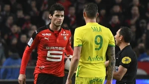 Yoann Gourcuff (z lewej) podczas spięcia z Emiliano Salą 