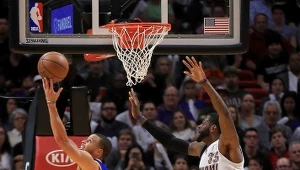 Stephen Curry (z lewej) w akcji podkoszowej.