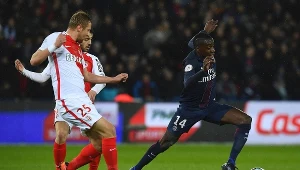Kamil Glik (z lewej) walczy o piłkę z Blaisem Matuidim