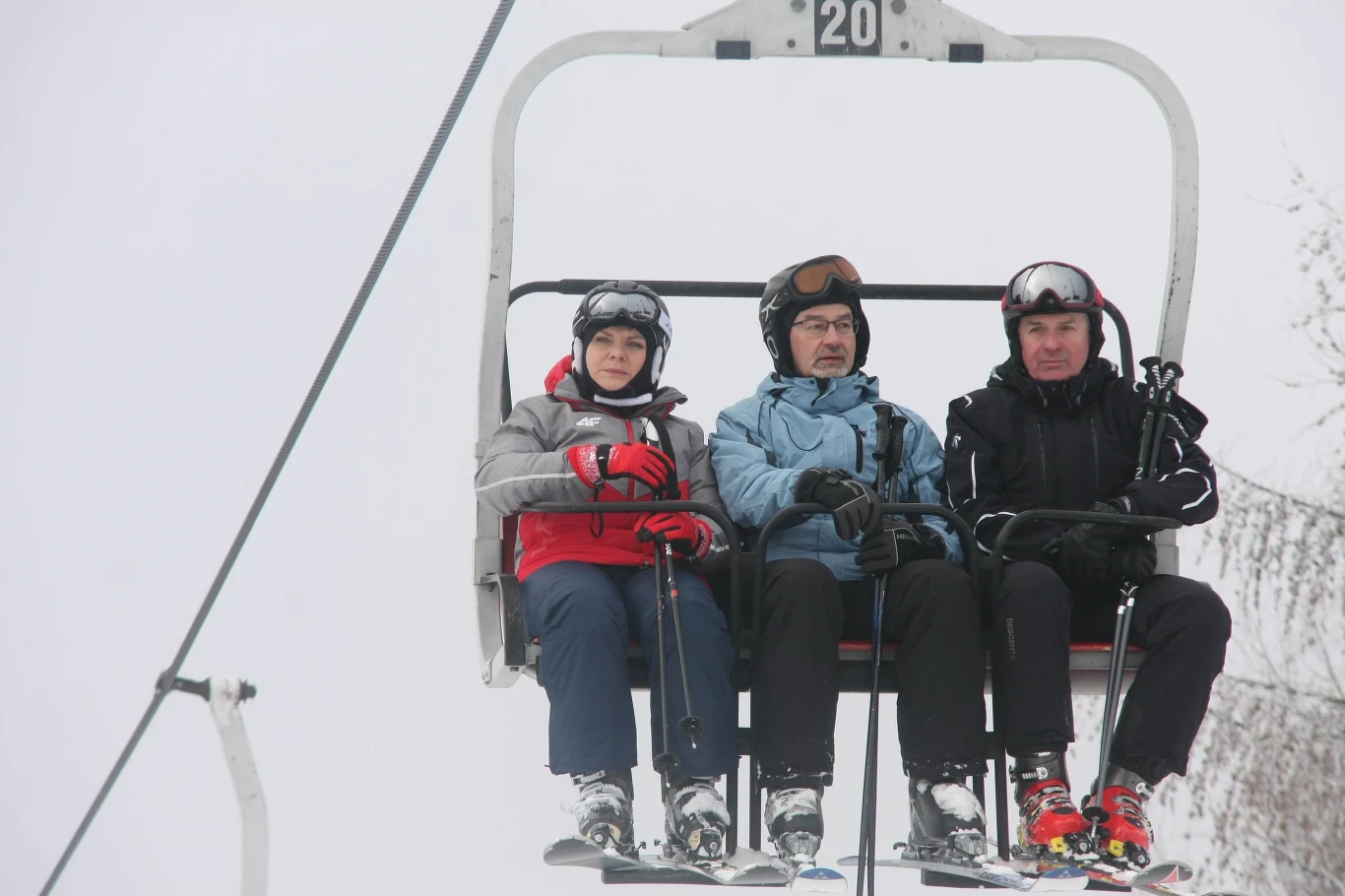 Premier Beata Szydło na przemyskim stoku narciarskim. Towarzyszyli jej inni politycy: Robert Choma, Jerzy Kwieciński, a także Stanisław Karczewski i Władysław Ortyl Premier Beata Szydło na przemyskim stoku narciarskim. Towarzyszyli jej inni politycy: Robert Choma, Jerzy Kwieciński, a także Stanisław Karczewski i Władysław Ortyl