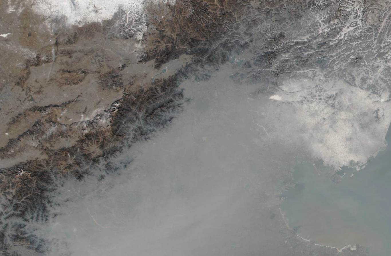 Okolice Pekinu skryte pod smogiem / Fot. - NASA / Jeff Schmaltz, LANCE/EOSDIS Rapid Response, Mike Carlowicz Okolice Pekinu skryte pod smogiem / Fot. - NASA / Jeff Schmaltz, LANCE/EOSDIS Rapid Response, Mike Carlowicz