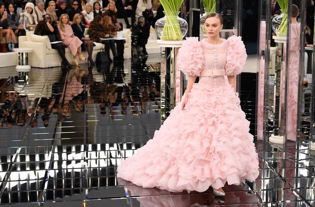 Dom mody Chanel także na finał swego pokazu zaprezentował różową suknię ślubną, w którą ubrana była Lily-Rose Depp
