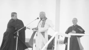 Na zdjęciu Jan Paweł II podczas pielgrzymki do Polski w 1979 roku. Arcybiskup Agostino Casaroli pierwszy z prawej, z lewej ksiądz Stanisław Dziwisz