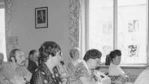 Uczestnicy spotkania w Centralnym Ośrodku Szkoleniowym Zjednoczonego Stronnictwa Ludowego w Warszawie. W tle na ścianie portret Włodzimierza Lenina i głośnik od radiowęzła