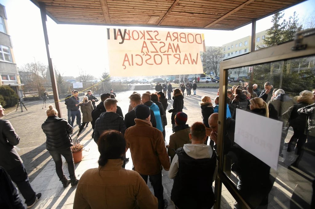 Skala deklaracji dotycząca udziału w protestach jest najwyższa od 28 lat - zauważa CBOS /na zdj. protest przeciw likwidacji gimnazjum w Szczecinie Skala deklaracji dotycząca udziału w protestach jest najwyższa od 28 lat - zauważa CBOS /na zdj. protest przeciw likwidacji gimnazjum w Szczecinie