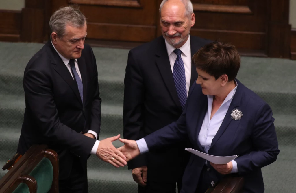 Uścisk dłoni ministra kultury, wicepremiera Piotra Glińskiego (L) i premier Beaty Szydło (z środku Antoni Macierewicz, szef MON) Uścisk dłoni ministra kultury, wicepremiera Piotra Glińskiego (L) i premier Beaty Szydło (z środku Antoni Macierewicz, szef MON)