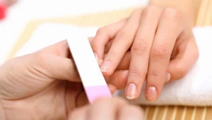 Nie masz pomysłu na świąteczne paznokcie? Ten manicure zrobi furorę w najbliższych tygodniach