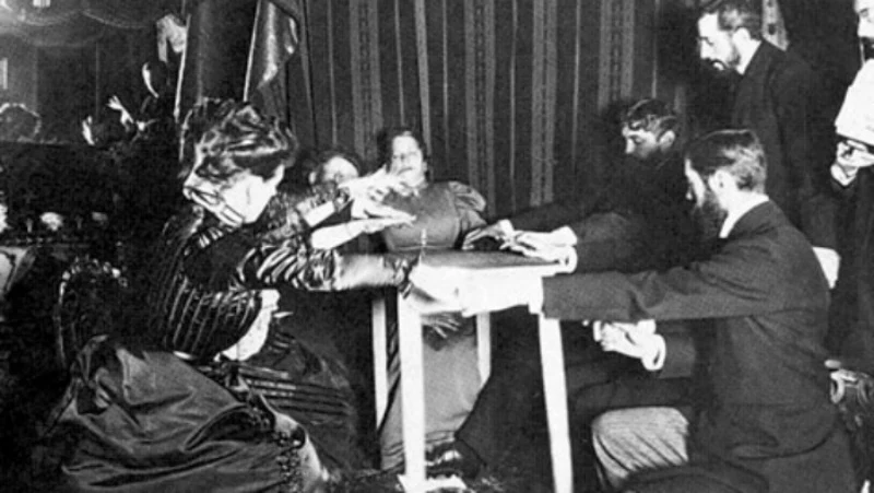 Lewitujący stół w czasie seansu w domu astronoma Camille'a Flammariona - sztuczkę wywołała Palladino Lewitujący stół w czasie seansu w domu astronoma Camille'a Flammariona - sztuczkę wywołała Palladino